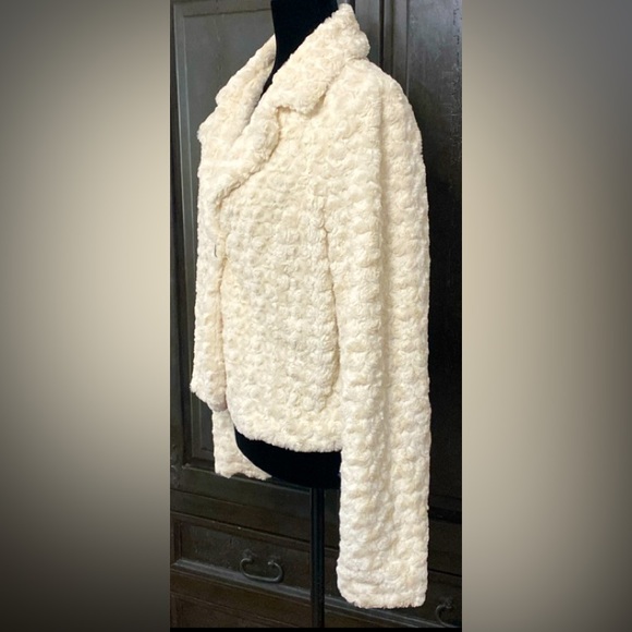 Me Jane rose petals Faux fur off wht jacket - Size Medium - Picture 2 of 10
